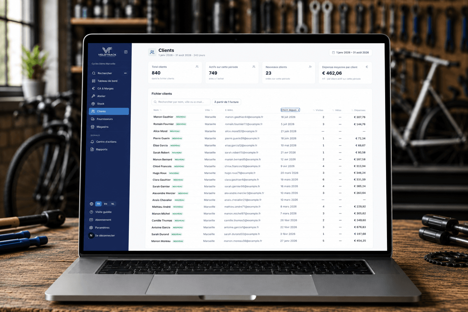 Velotrack sur un ordinateur portable dans un atelier : la page Clients, avec le nombre de clients, les nouveaux clients et leurs achats